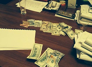 Судьи взяли 6 тыс долларов за восстановление на работе работника прокуратуры - фото