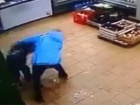 Мать жестоко избила своего ребенка в магазине из-за 2 тысяч рублей [Видео]