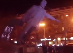 В Днепропетровске повалили памятник палачу Петровскому - фото