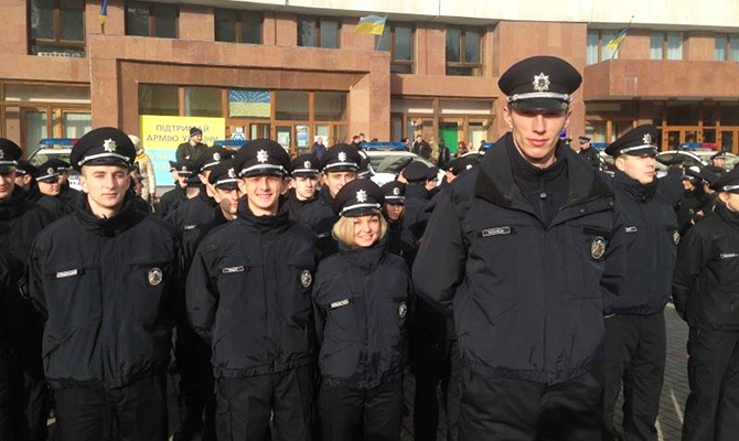 В Ивано-Франковске приняли присягу 208 новых патрульных полицейских - фото