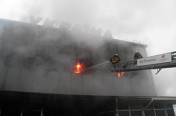 В Ужгороде едва не сгорел универмаг «Украина» [видео] - фото