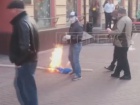 В центре Москвы сорвали, разорвали и сожгли флаг Украины