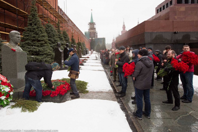 В Москве люди массово несли цветы к могиле Сталина - фото