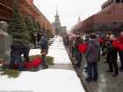 В Москве люди массово несли цветы к могиле Сталина