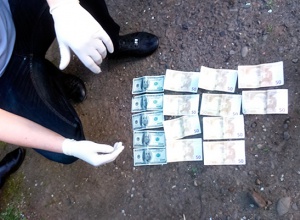 На Буковине подполковник полиции вымогал у подчиненного 500 долларов и 500 евро - фото