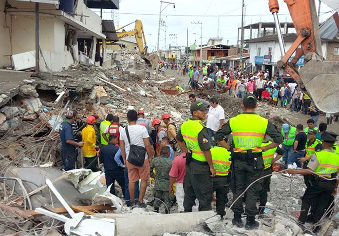 Официально от землетрясения в Эквадоре погибли 238 человек - фото