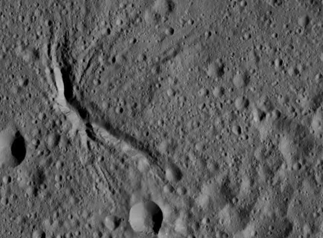"Шумерский" кратер на Церере - фото