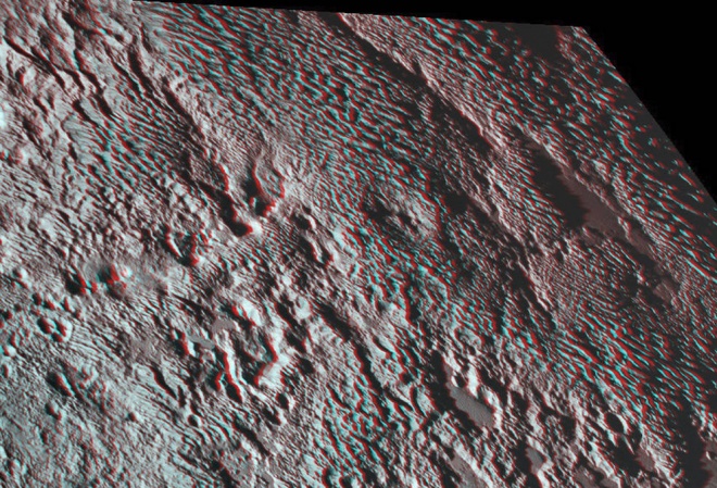 Участок поверхности Плутона, напоминающую змеиную кожу, показала НАСА - фото