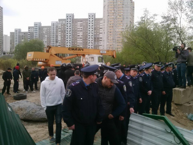 В Киеве продолжаются столкновения у Утиного озера - фото