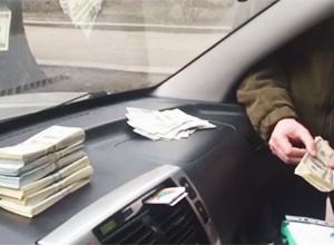 В вымогательстве 190 тыс долларов разоблачен руководитель Госгеокадастра в Черкасской области - фото