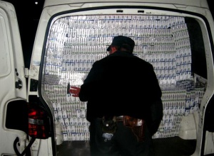 Под видом дипломатического груза пытались вывезти в Словакию 5,5 тыс блоков сигарет - фото