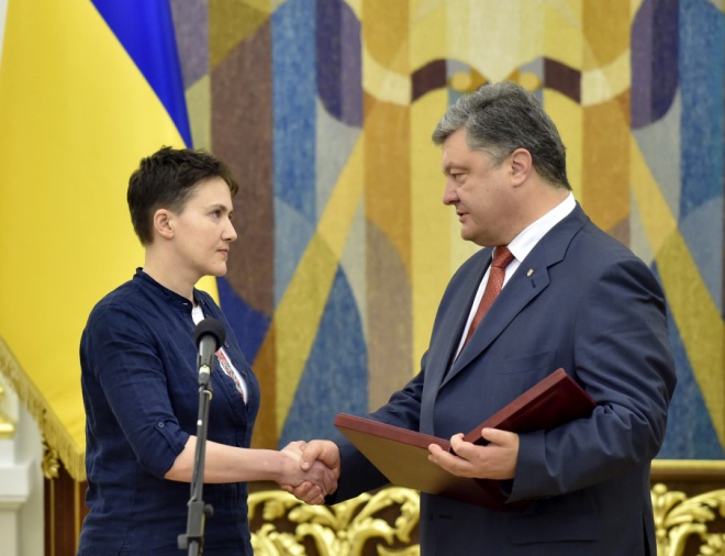 Президент вручил Надежде Савченко орден «Золотая Звезда» Героя Украины - фото