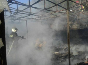 На Троещине горел рынок «Фермер» - фото