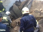 В Киеве обрушилось здание, юношу придавило плитой