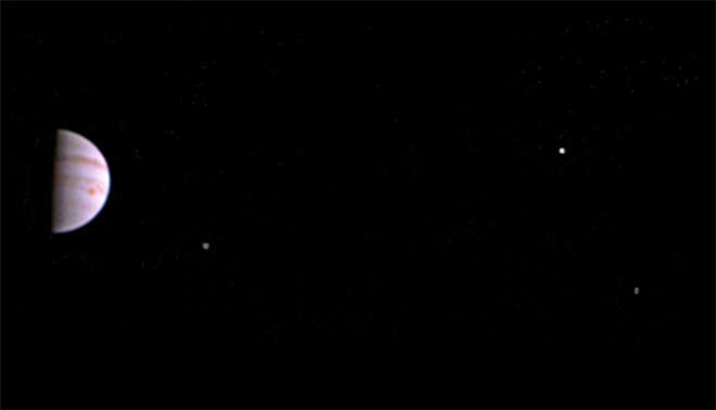 Аппарат Juno прислал первую цветную фотографию Юпитера - фото