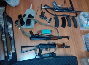 У высокопоставленного чиновника времен Януковича нашли тайник с оружием - фото