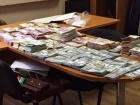 В служебном кабинете киевский налоговик держал почти 2 млн грн, десятки и сотни тысяч долларов, евро и фунтов