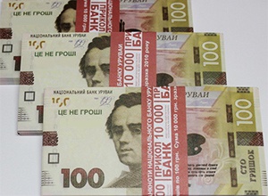 Мужчине выдали в банке пенсию сувенирными банкнотами - фото