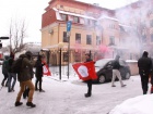 В Петербурге забросали костями и файерами украинское консульство