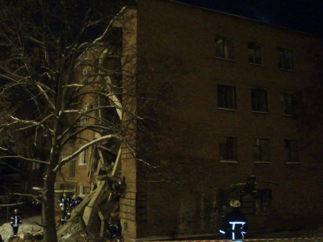 Из-под завалов дома в Чернигове достали тела двух людей - фото