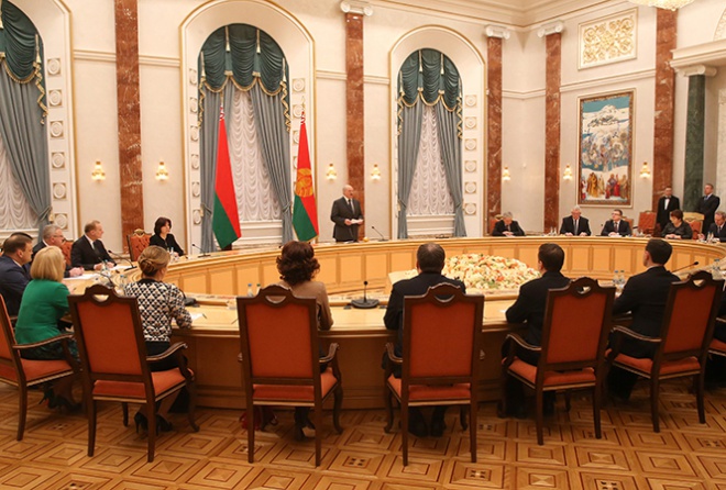 Лукашенко: Нам независимость очень дешево досталась, сегодня за нее воюет братская Украина - фото