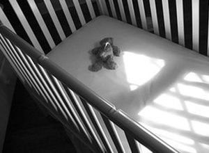 В Казатине малолетняя выбросила своего новорожденного ребенка из окна пятого этажа - фото