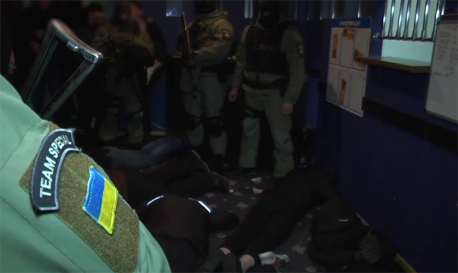 В Киеве полиция задержала 27 человек при нападении на игорное заведение - фото