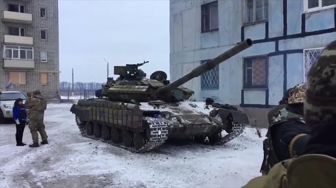 Наличие танков в Авдеевке пояснили в Минобороны - фото