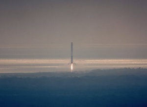 SpaceX успешно запустила к МКС грузовой корабль - фото