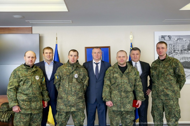 Аваков наградил полицейских, «противостоявших» нардепу Парасюку - фото