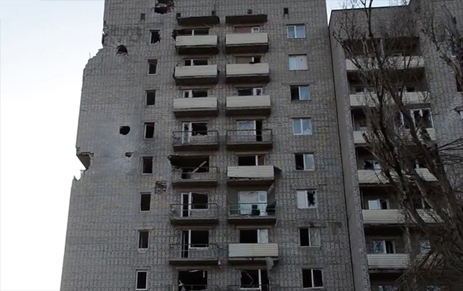 Как «рашисты» из танков многоэтажку в Авдеевке продырявили - видео - фото