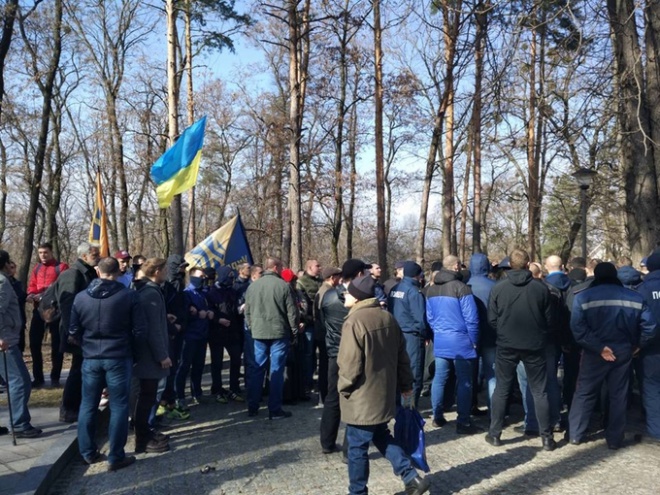 Националисты не дали "Украинскому выбору" возложить цветы к могиле Шевченко - фото