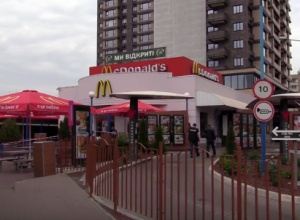 Мужчина убил другого ударом в голову за курение в Макдональдсе на Минской - фото