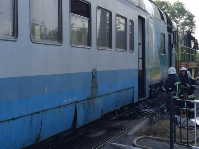 В Черновцах задымился поезд, пассажиры выпрыгивали из окон - фото