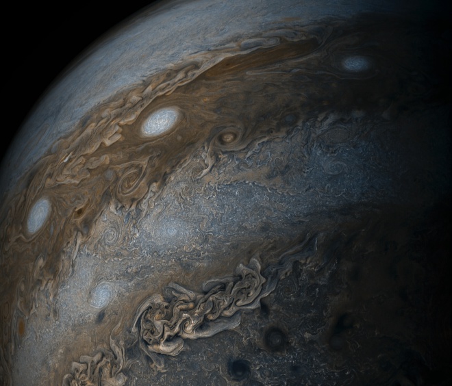 Юнона сфотографировала "жемчужное ожерелье" на Юпитере - фото