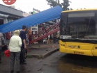 В Киеве автобус снес остановку, водитель скрылся