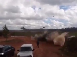 «Запад-2017»: вертолет нанес ракетный удар по зрителям - фото