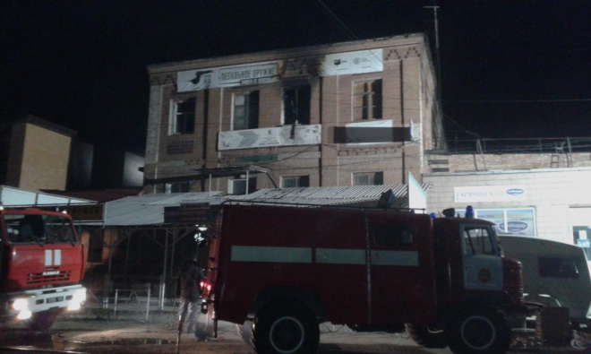 Пятеро погибли в пожаре в хостеле: люди очутились в ловушке из-за решеток на окнах - фото