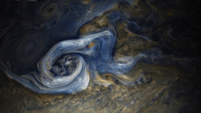 НАСА показало причудливый вид бури на Юпитере - фото