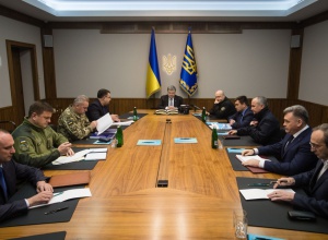 Порошенко созвал Военный кабинет в связи с пересечением границы российскими танками - фото
