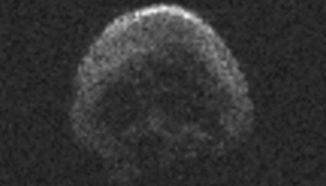 К нам снова приближается астероид, похожий на череп - фото
