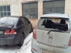 Мужчина топором разбил 13 автомобилей под Соломенским судом Киева