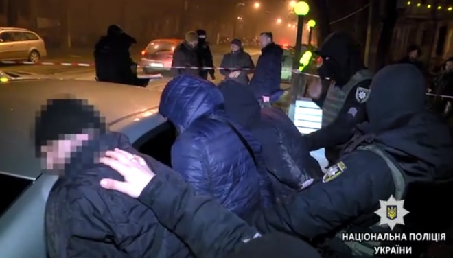 В Одессе полиция задержала трех россиян, угрожавших прохожему ножом - фото