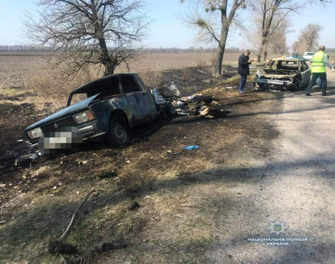 На Киевщине нападавшие забрали деньги для выплаты пенсий, сожгли два автомобиля - фото