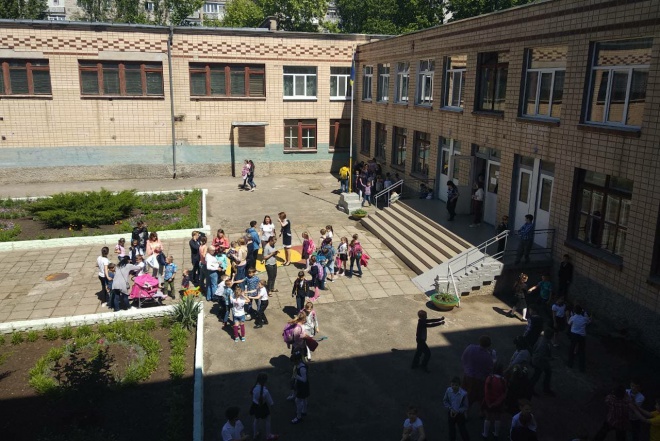 В николаевской школе распылили неизвестное вещество: в больницу доставлены 36 учеников - фото