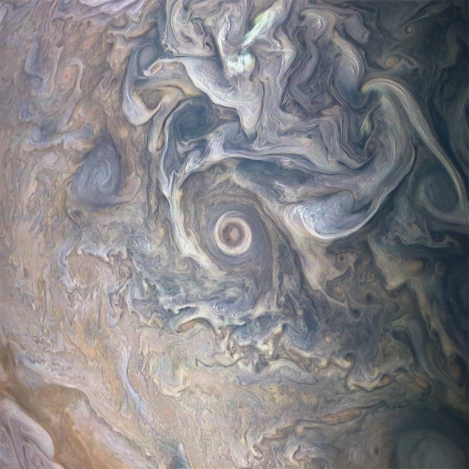 НАСА показала сложные завихрения облаков над Юпитера - фото