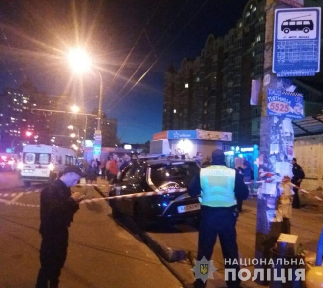 Такси влетело в остановку возле метро Минская, есть пострадавшие - фото