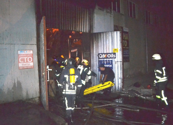 В пожаре на СТО в Одессе пострадали 4 огнеборца - фото