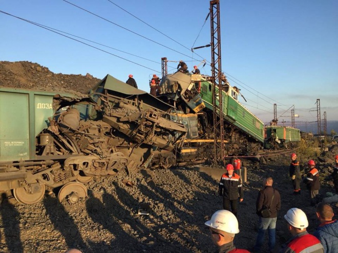 На Днепропетровщине столкнулись электровозы, есть погибшие - фото