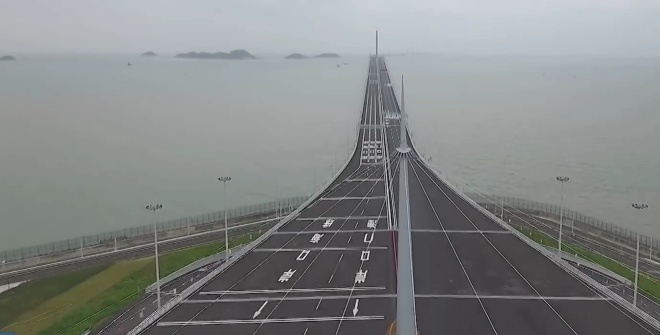 Самый длинный мост над морем открыли в Китае - фото